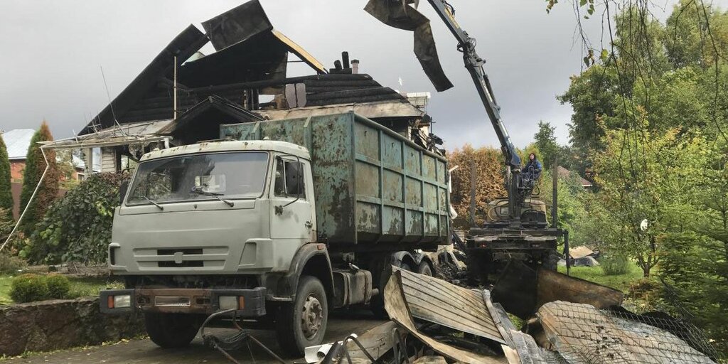 Вывоз мусора после пожара с утилизацией в Кургане в октябре