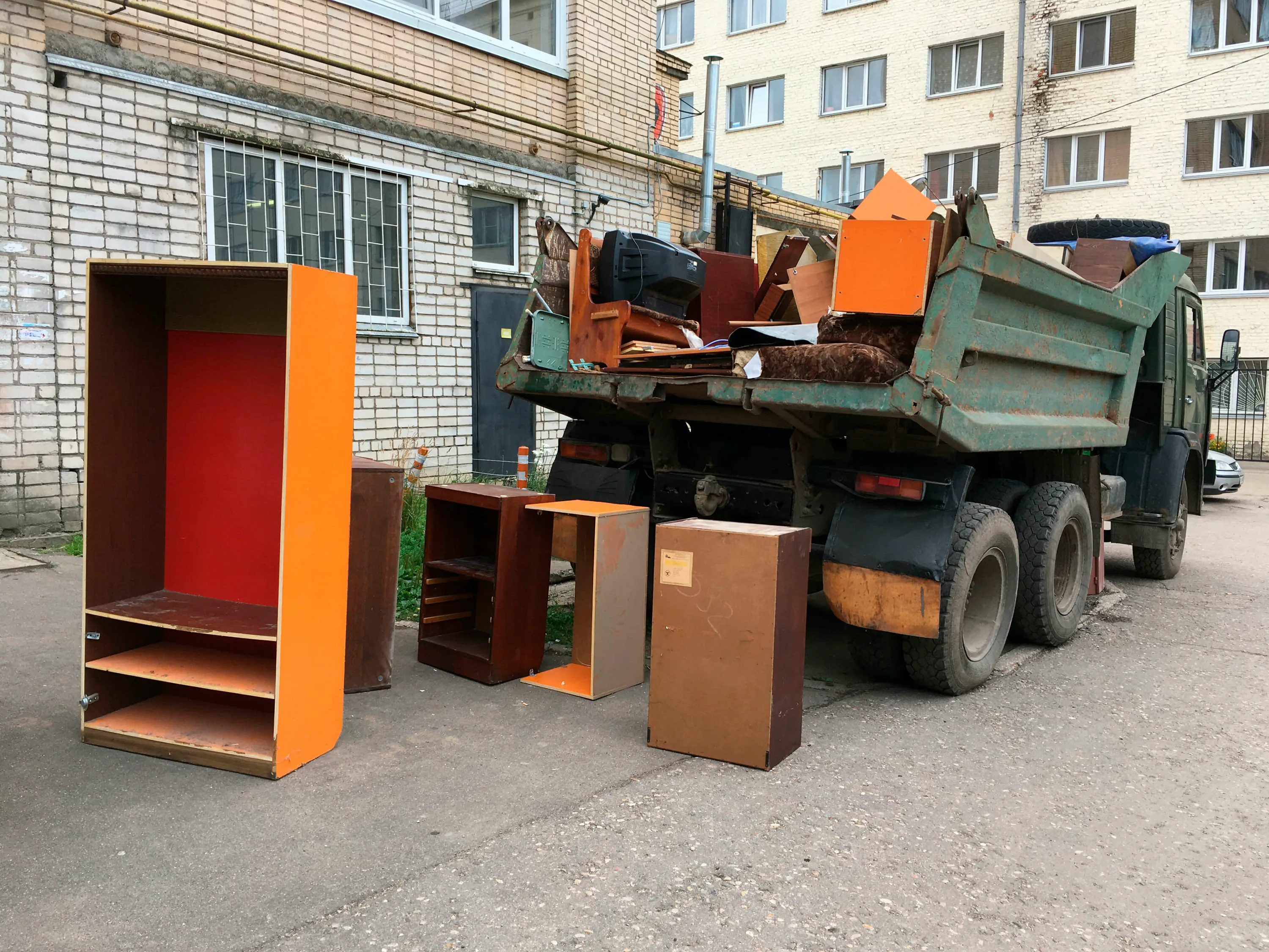 Утилизация старой мебели с вывозом и разбором в Кургане в октябре