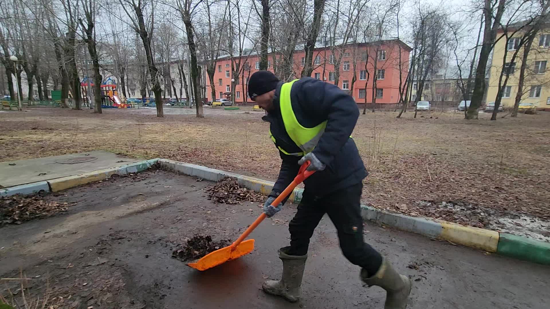 Уборка территорий в Кургане в октябре