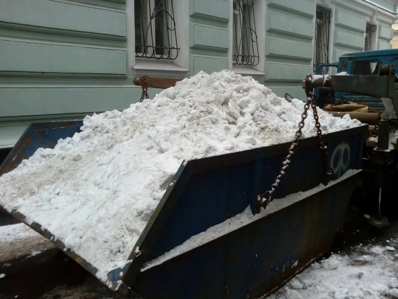 Вывоз снега контейнерами в Кургане в октябре